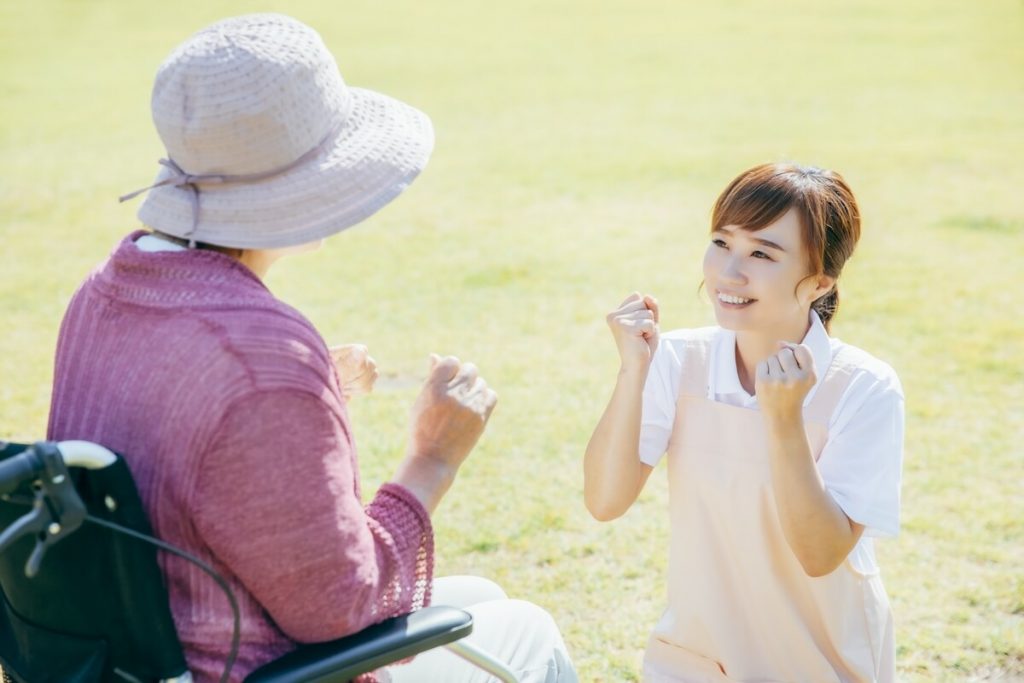 介護職で給料高い施設はどこ？給料アップで高収入になる3つの方法