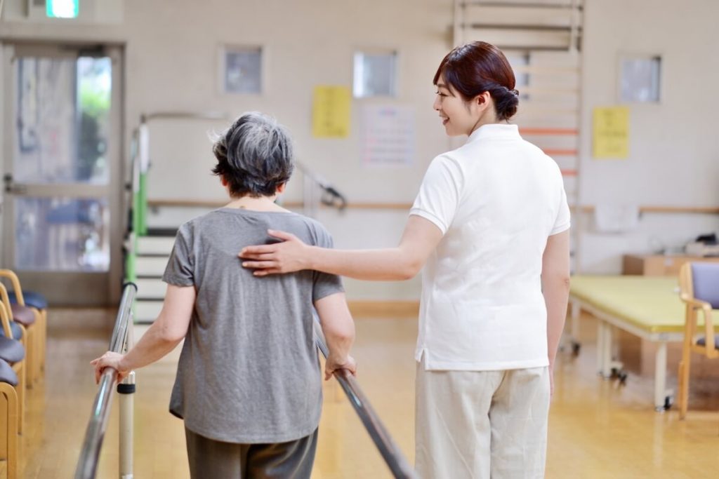 介護職は40代からでもできる？アラフォー女性は転職厳しい？介護の仕事を選ぶメリット