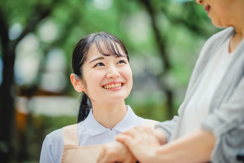 介護職に異業種から転職するには？注意点と失敗しないポイント！未経験無資格だと厳しい？