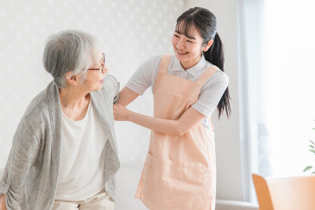 主婦が介護福祉士になるには？資格取得におすすめのルートを解説！費用や勉強時間は？