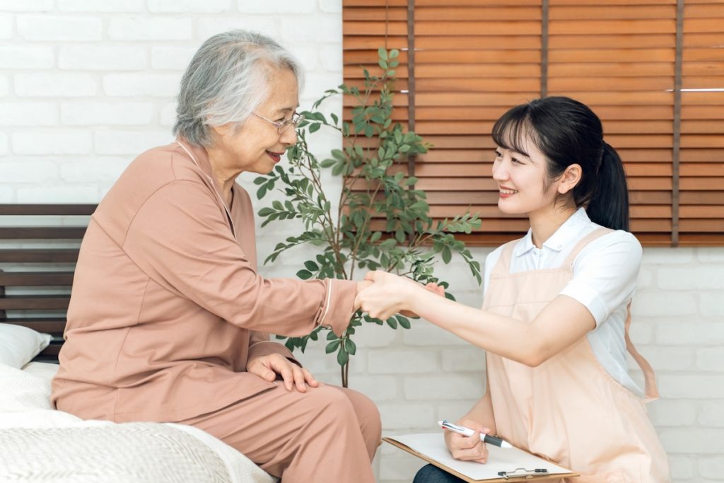 ホームヘルパー2 級と介護職員初任者研修の違いは？できることや給料は変わる？