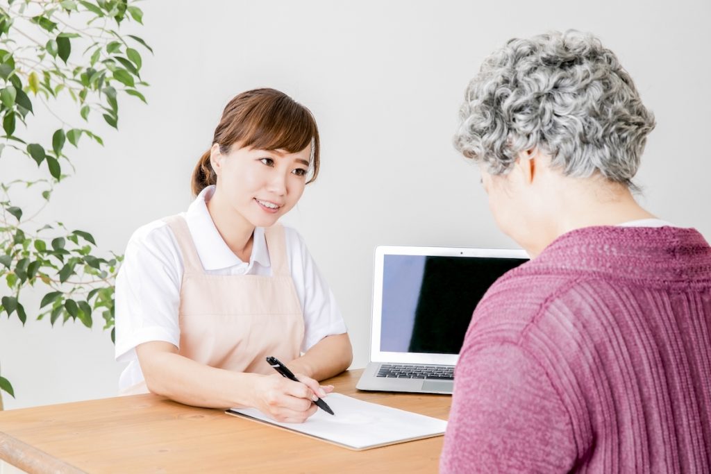 無資格からケアマネージャーになるには？最短ルートで資格取得する方法