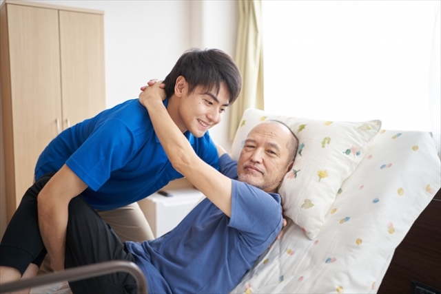 介護付有料老人ホームの仕事内容はきつい？1日の流れや特徴を解説